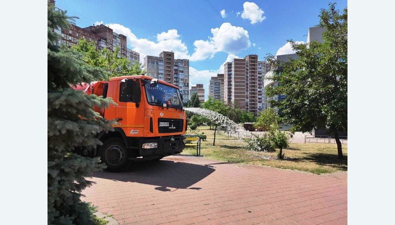 У столиці продовжують полив зелених зон, враховуючи рівень спеки