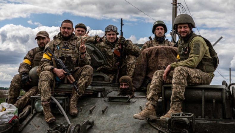 Чи загрожує покарання чоловікам, які не повернулися в Україну після початку війни