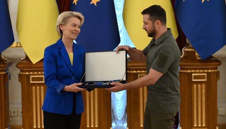 Володимир Зеленський нагороджує Урсулу фон дер Ляєн орденом