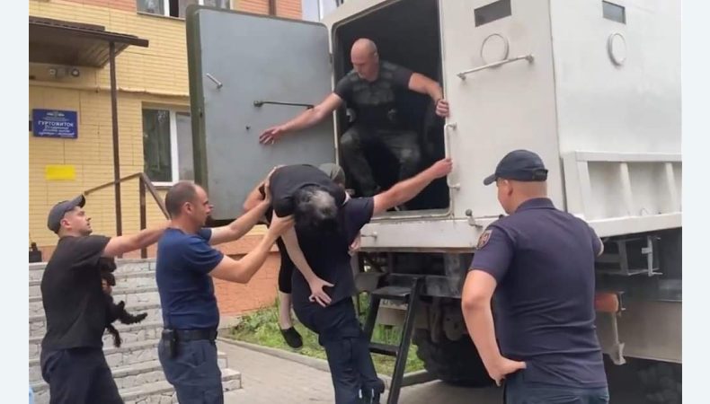 Із Лисичанська евакуювали 22 громадян, до міста доставили 4,5 тонни гуманітарної допомоги