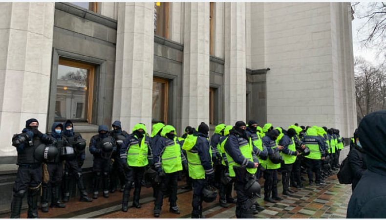 Для влади найголовніше підняти зарплати поліцейським та чиновникам