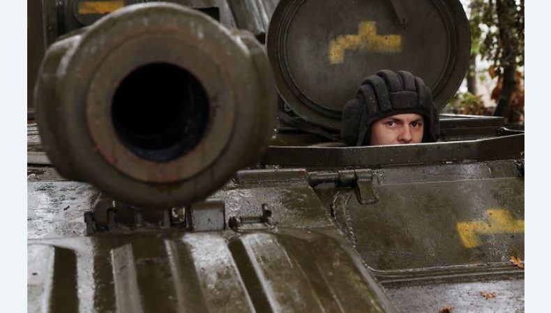 Прикордонники на Донбасі вдарили по позиціях окупантів з танка (відео)