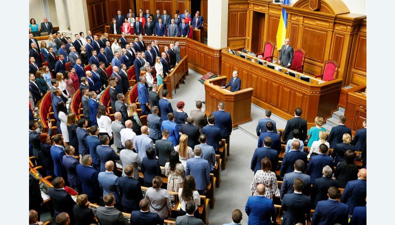 Підстав позбавляти мандатів депутатів певної політичної сили в українському законодавстві немає