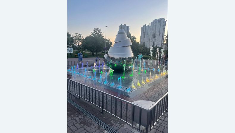 У парку «Позняки» після капітального ремонту запрацював фонтан «Груша»