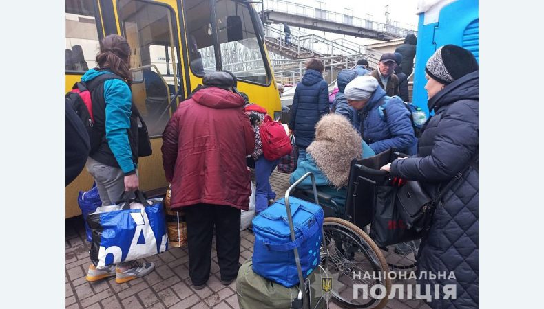 З обстріляних міст Донеччини вивезено мирних мешканців