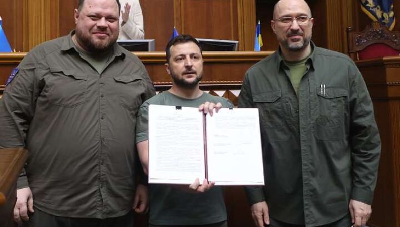 Зеленський, Стефанчук та Шмигаль підписали заяву щодо членства України в ЄС