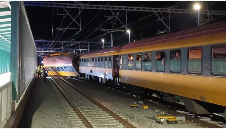 У Чехії пасажирський потяг, що їхав в Україну, зіткнувся з вантажним