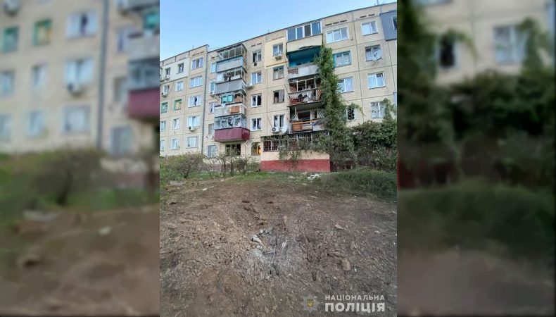 Поліцейські фіксують наслідки обстрілів російськими військами Нікополя
