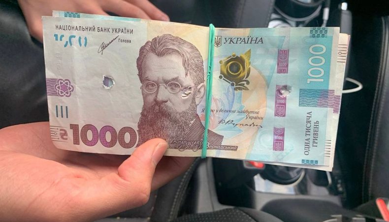 У Києві викрили шахрая, який через термінал намагався обміняти банкноти з отворами
