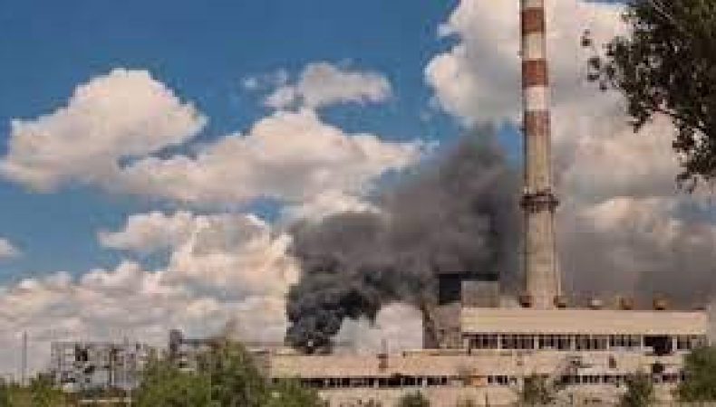 Росіяни кілька тижнів не можуть загасити пожежу на маріупольському заводі «Сателіт»