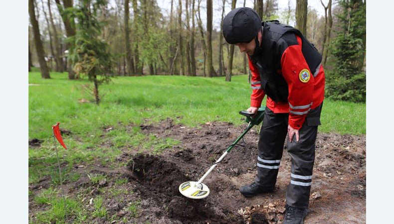 Протягом місяця піротехніки КАРС разом з бійцями ДСНС виявили понад 20 вибухонебезпечних предметів у Пущі-Водиці