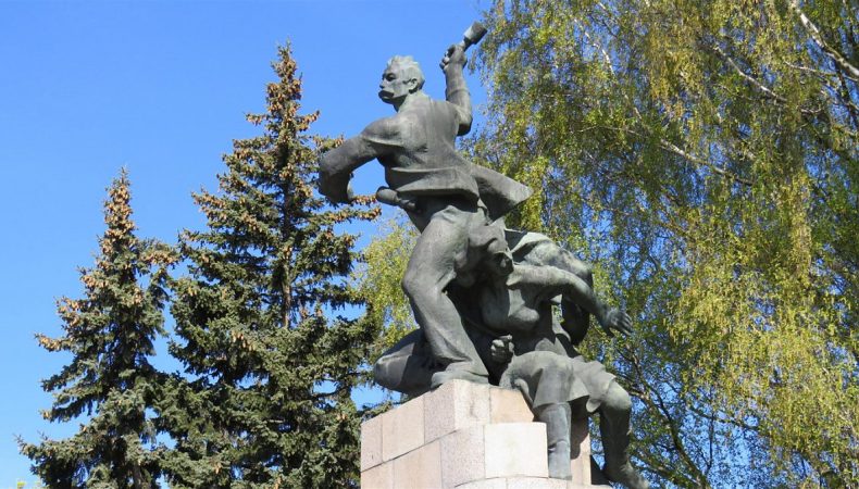 Эксперты Латвии оценили около 300 подлежащих сносу советских памятников