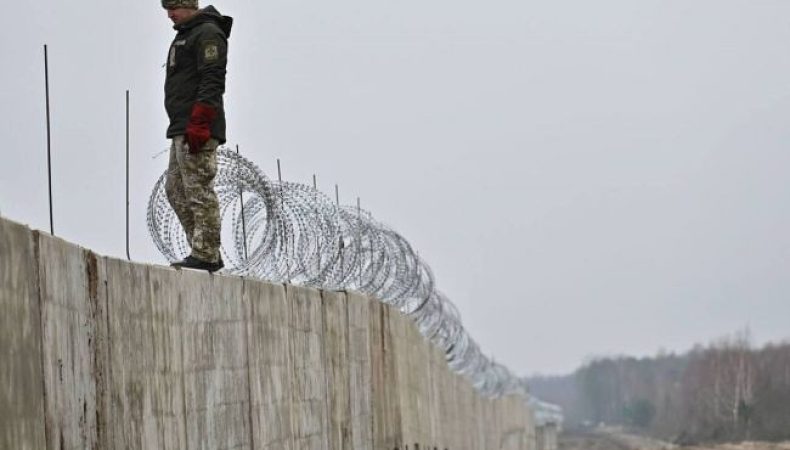 В Офісі президента показали, як будують стіну на кордонні з Білоруссю
