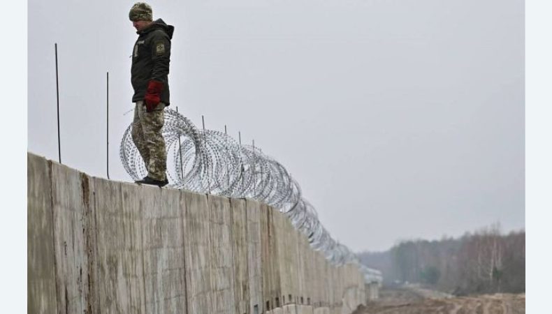 В Офісі президента показали, як будують стіну на кордонні з Білоруссю