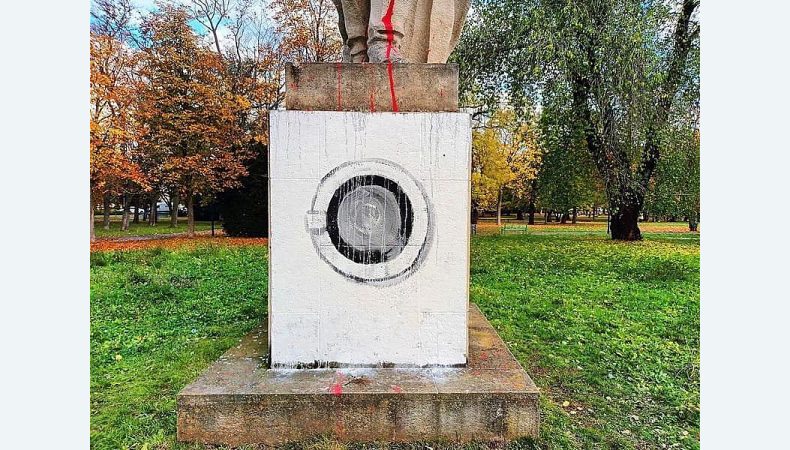У Чехії на постаменті пам’ятника радянським солдатам намалювали новий елемент
