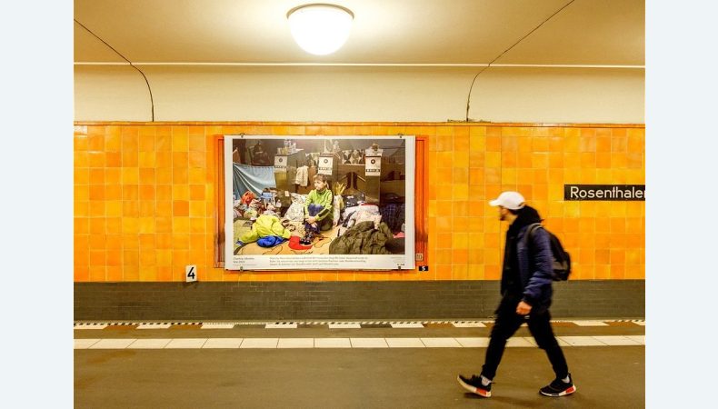 У берлінському метро з’явилися фото українців, які ховаються від обстрілів