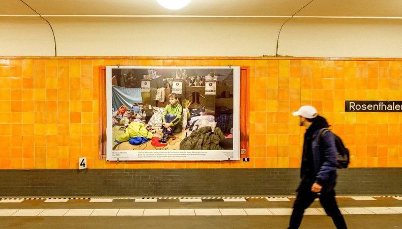 У берлінському метро з’явилися фото українців, які ховаються від обстрілів