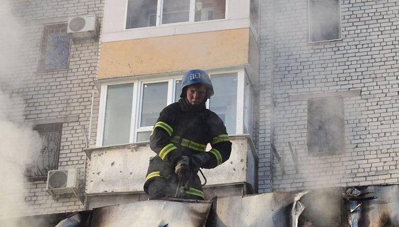 У Миколаєві росіяни обстріляли житловий квартал