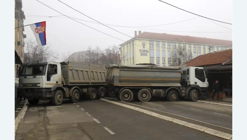 Барикади в центрі міста Митровиці