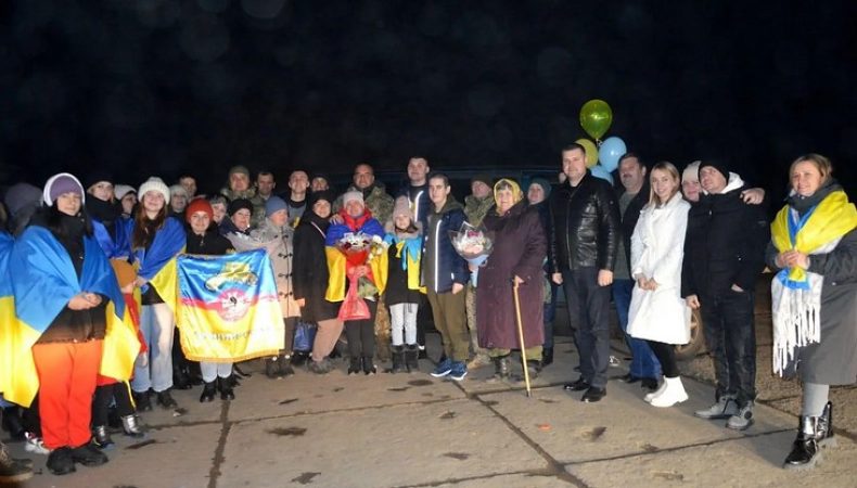З квітами і прапорами України: на Одещині зустріли трьох захисників Зміїного, які повернулися з російського полону