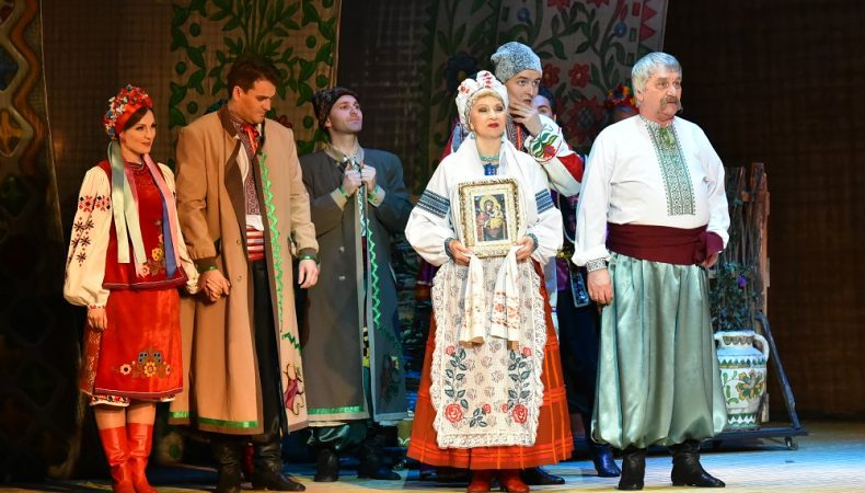 Бурхливо, емоційно та з повним аншлагом завершилися гастролі колективу Національної оперети України у Франківську