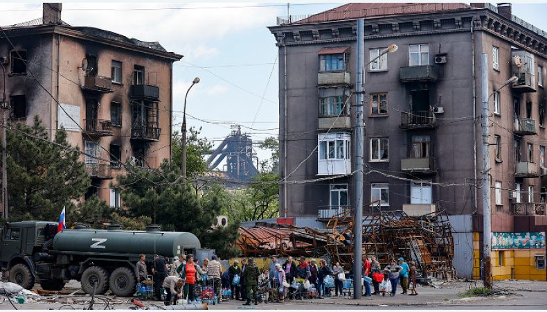 У Макіївці окупанти роздають повістки в черзі за водою