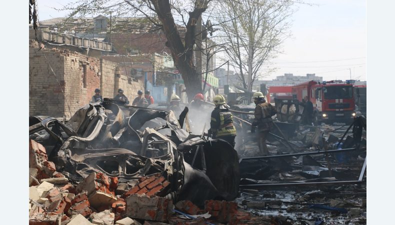 Харківські рятувальники ліквідували масштабну пожежу після ворожого обстрілу