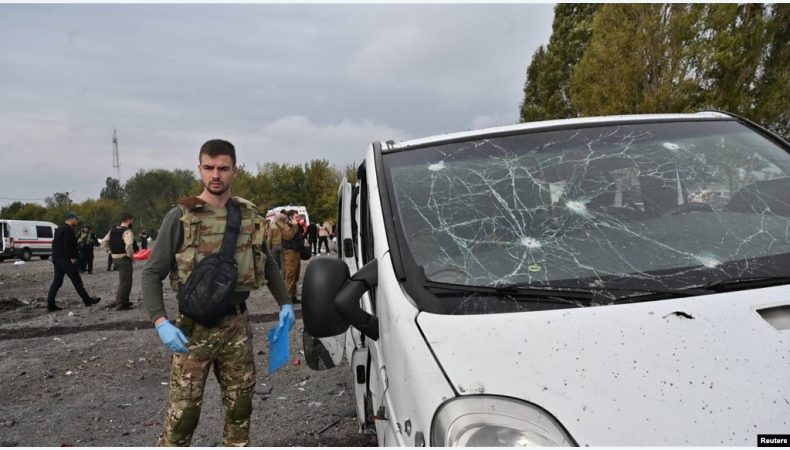 Представник поліції на місці удару російської ракети на околицях Запоріжжя