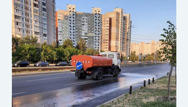 Дорожники розпочали полив столичних вулиць через аномальну спеку