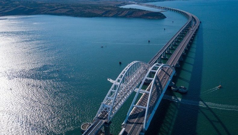 На Кримському мосту після вибухів "впав" проліт