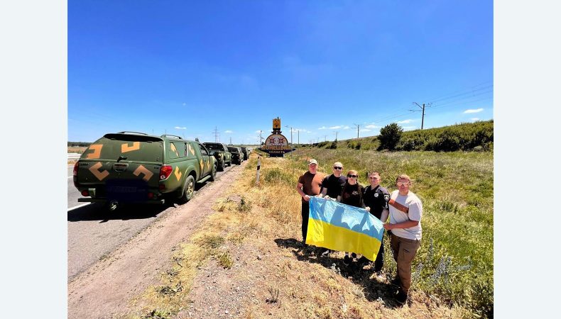 Українські військові отримали 10 позашляховиків та понад тисячу бронежилетів