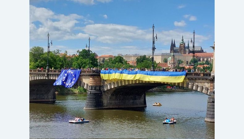 У низці великих міст ЄС відбулись акції, благодійні фестивалі та концерти на підтримку України