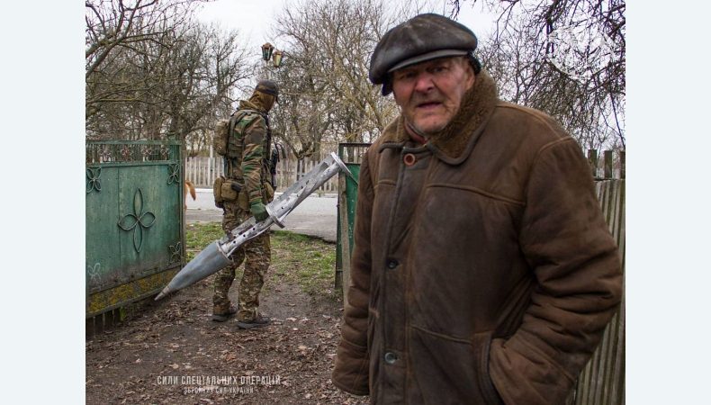 Просто оператор ССО України допомагає дідусю позбавитись наслідків "руського міра"