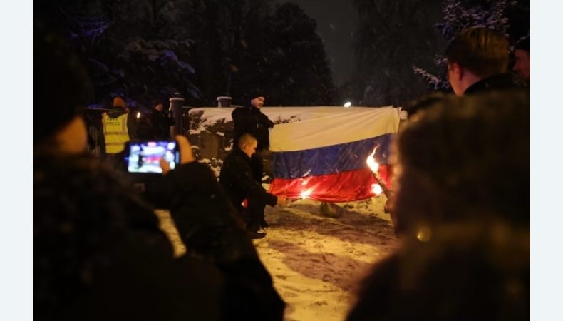 В Финляндии ультраправые сожгли российский флаг