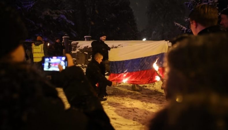 В Финляндии ультраправые сожгли российский флаг
