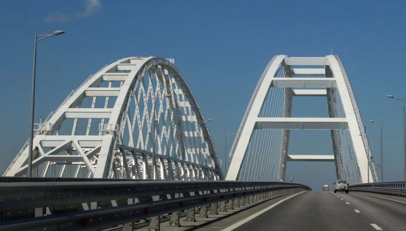 Кримському мосту нічого не загрожує — Арестович