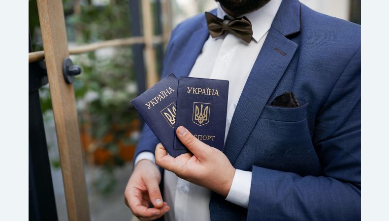У паспортах-книжечках частина інформації дублюється російською мовою
