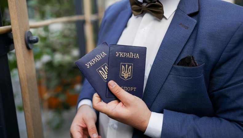 У паспортах-книжечках частина інформації дублюється російською мовою