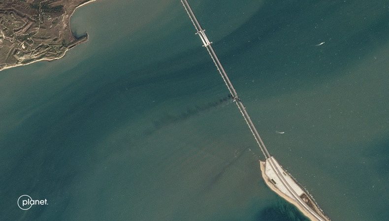 В мережу виклали супутникові знімки Кримського мосту після вибуху