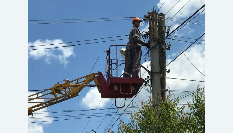 У частині Харкова після обстрілу відновили електропостачання