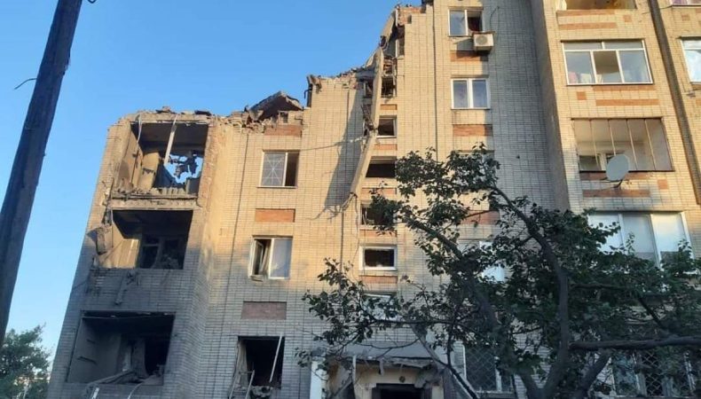 Наслідки обстрілів росіянами Торецьку: пошкоджено 5-поверховий житловий будинок