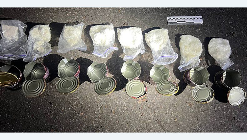Маскував наркотики під консерви: столичні дільничні затримали торговця амфетаміном