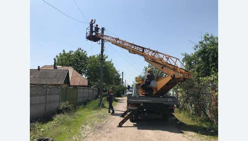 Ремонтні бригади відновлюють лінії електропередачі у Великій Данилівці на Харківщині