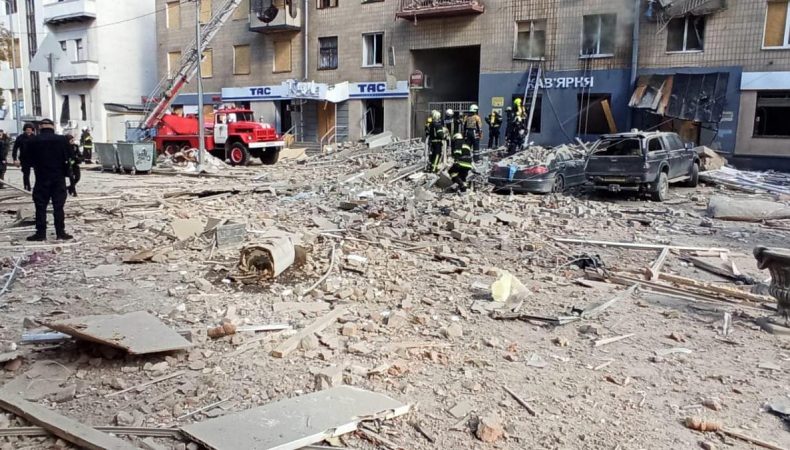 Рашисти вдарили по житловій п’ятиповерхівці в центрі Харкова