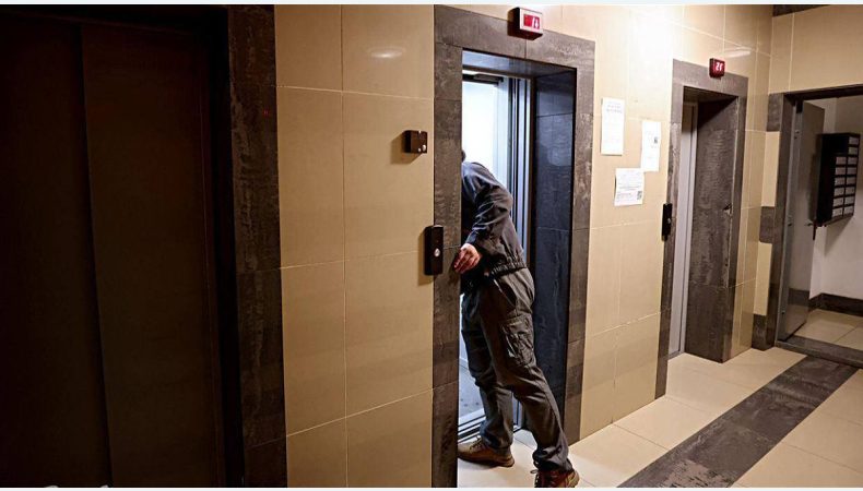 В Киеве у беременной начались схватки в заблокированном лифте