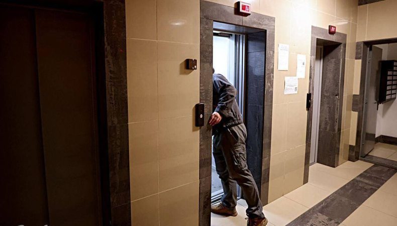В Киеве у беременной начались схватки в заблокированном лифте