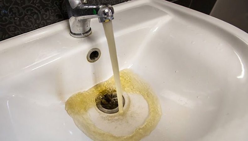 У Києві з-під крана може текти жовта вода