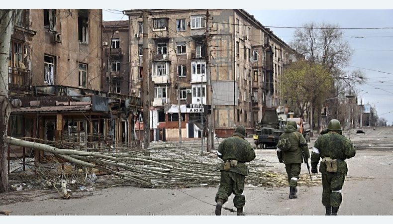 В окупованому Маріуполі окупанти та колаборанти крадуть вцілілі автомобілі