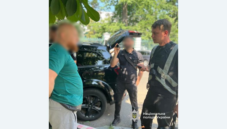 8 липня правоохоронці за силової підтримки спецпідрозділу КОРД Нацполіції затримали чоловіка «на гарячому» під час одержання частки чергового траншу