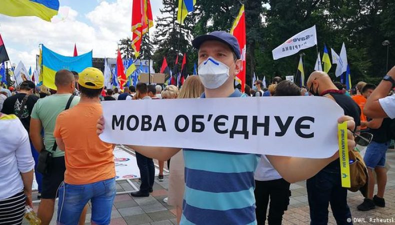 Українська мова досі потребує захисту в Україні, — мовний омбудсмен
